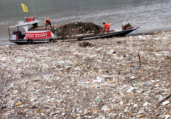 Trabalhadores Chineses Limpam Lixo Flutuando Rio Yangtze Reservatório Three Gorges — Fotografia de Stock