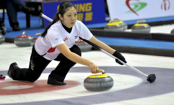 日本の選手は 太平洋地域において ニュージーランドに対して 女子ブロンズ決勝戦で競争します アジアカーリング選手権2011南京市 東中国江蘇省 11月26日2011 — ストック写真