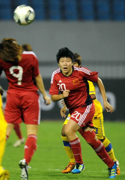 Chinas Xiaoxu Volta Vermelho Corre Para Bola Durante Uma Rodada — Fotografia de Stock