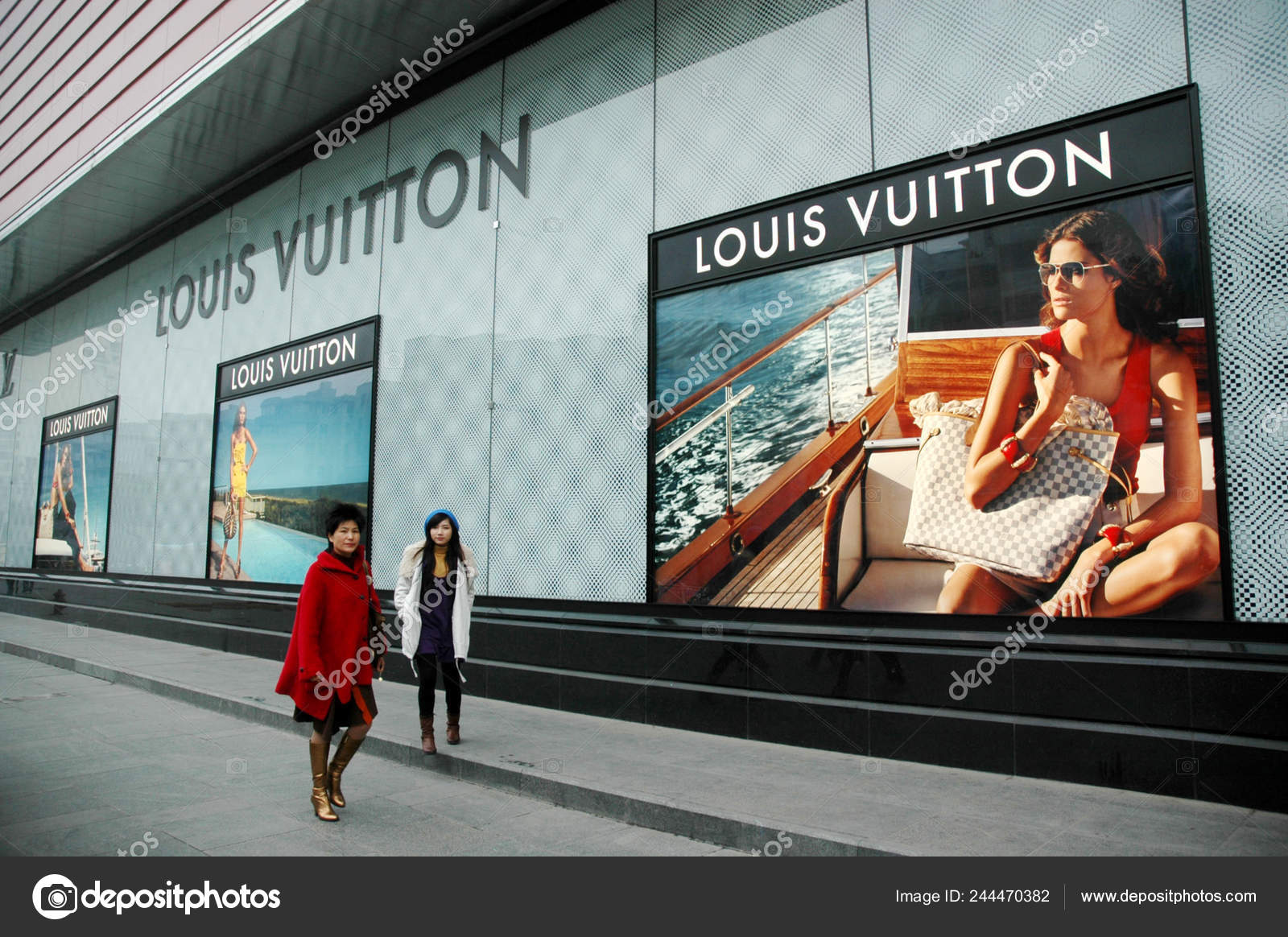 Chinese Women Walk Louis Vuitton Boutique Wuxi City East Chinas – Stock  Editorial Photo © ChinaImages #244470382