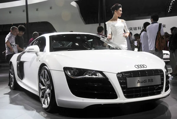 Visitors Look Audi Auto Show Shenzhen City South Chinas Guangdong — Stock Photo, Image