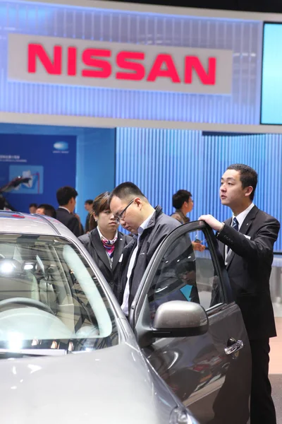 Egy Férfi Próbál Egy Autót Egy Állvány Nissan Shanghai Nemzetközi — Stock Fotó