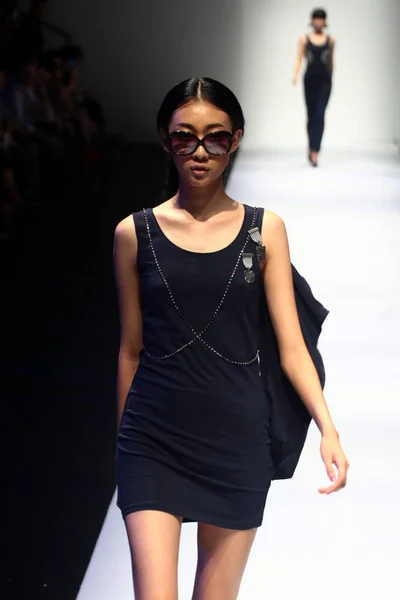 秀の若いデザイナーのファッションショーの上海 2012年春夏ファッション ウィーク 中国で 2011 — ストック写真