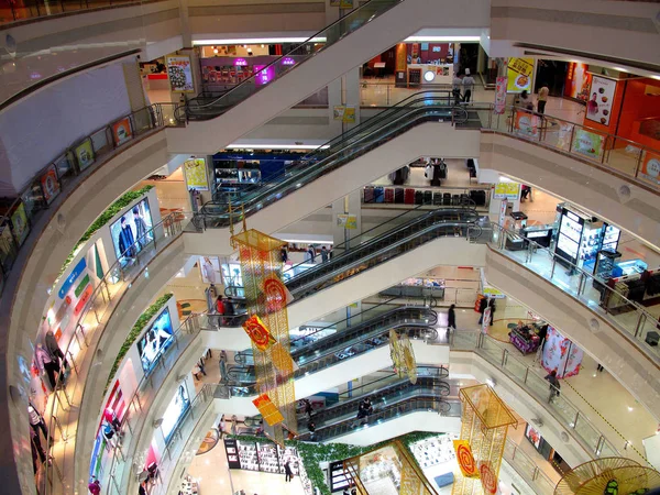 2010年4月10日 中国重慶の新世界ショッピングモールのエスカレーターの眺め — ストック写真