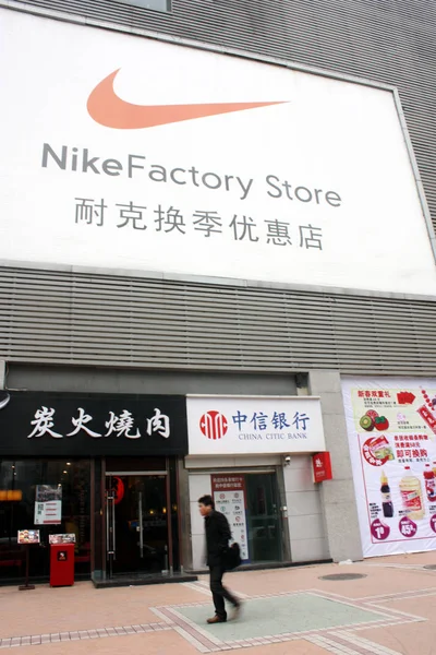 Αρχείο Ένας Άντρας Περνάει Από Ένα Κατάστημα Εργοστάσιο Nike Στο — Φωτογραφία Αρχείου