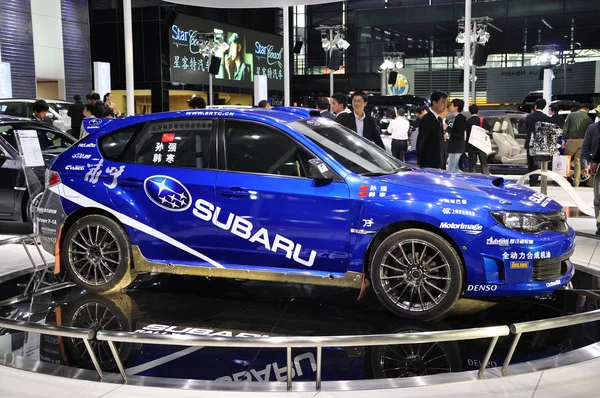 Les Visiteurs Regardent Subaru Cusco Propriété Fuji Heavy Industries Exposé — Photo