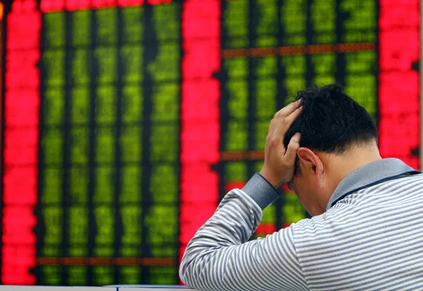 2011 東中国安徽省阜陽市で証券家で株価 価格の上昇の赤 と緑の価格下落のためにかかわる投資家 — ストック写真