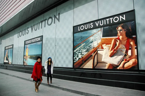 Mulheres Chinesas Passam Por Uma Boutique Louis Vuitton Cidade Wuxi — Fotografia de Stock
