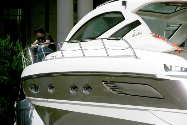 Munkavállaló Képen Egy Luxus Jachton Előkészítése Során Kínai Shanghai Nemzetközi — Stock Fotó