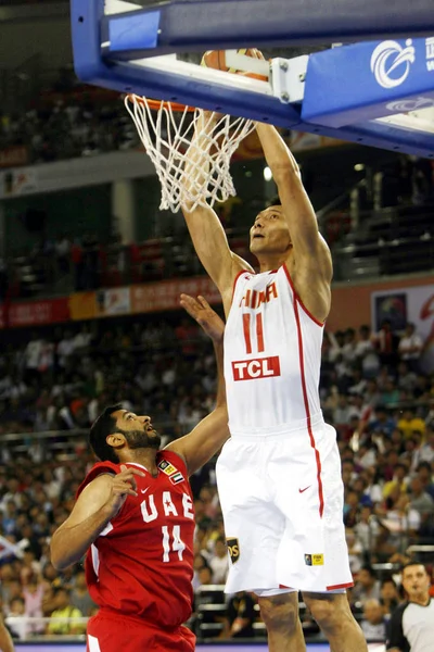 中国易建聯が 2011 中国湖北省武漢市の Fiba アジア選手権の間に彼らの予選試合のアラブ首長国 Uae に対して Dunks します — ストック写真