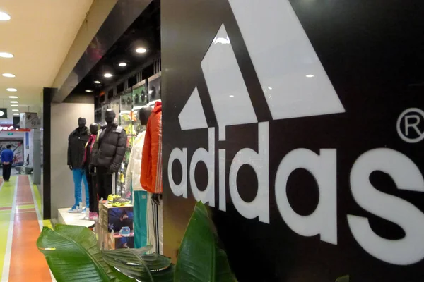 Вид Магазина Adidas Циндао Восточная Провинция Шаньдун Октября 2011 Года — стоковое фото