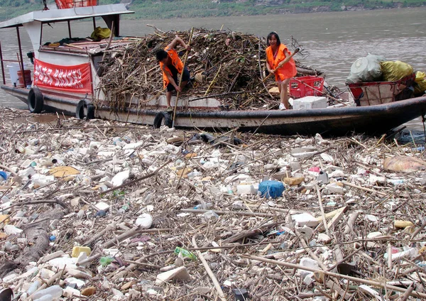 Trabalhadores Chineses Limpam Lixo Flutuando Rio Yangtze Reservatório Three Gorges — Fotografia de Stock