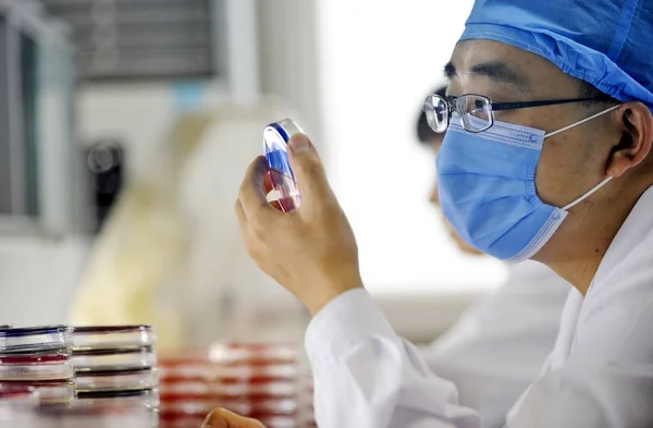 Çinli Bir Araştırmacı Pekin Sermaye Tıp Üniversitesi Nde Bir Araştırma — Stok fotoğraf