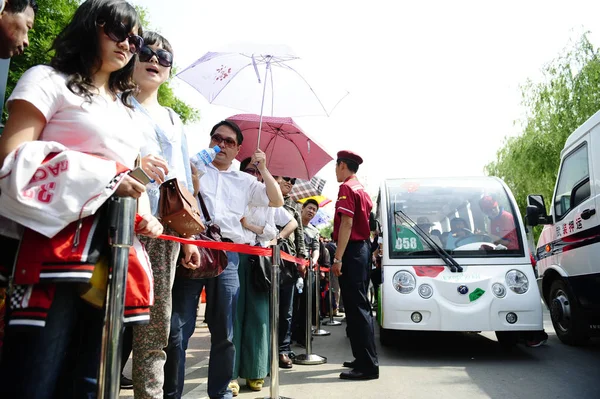 Bajo Sol Los Visitantes Esperan Autobuses Lanzadera Exposición Internacional Horticultura —  Fotos de Stock