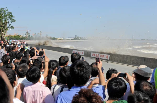 Visitatori Guardano Marea Del Fiume Qiantang Nella Città Haining Nella — Foto Stock