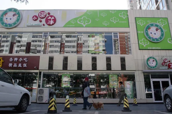 Gyalogosok Séta Elmúlt Egy Kis Juh Étterem Pekingben Kínában Május — Stock Fotó