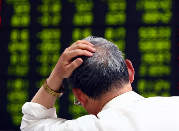 投資家は 2011年5月4日 中国東部安寧省福陽市の株式仲介会社で株価 価格下落のための緑色 を懸念している — ストック写真