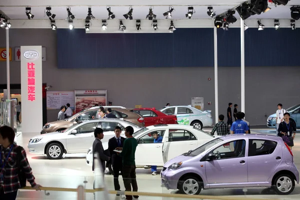 Los Visitantes Observan Los Automóviles Byd Durante Exposición Internacional Automóviles — Foto de Stock