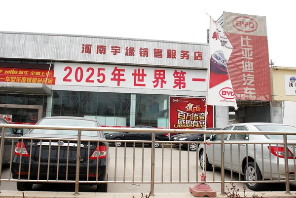 Slogan Saying Become Worlds 2025 Pictured Dealership Byd Zhengzhou City — Stock Photo, Image