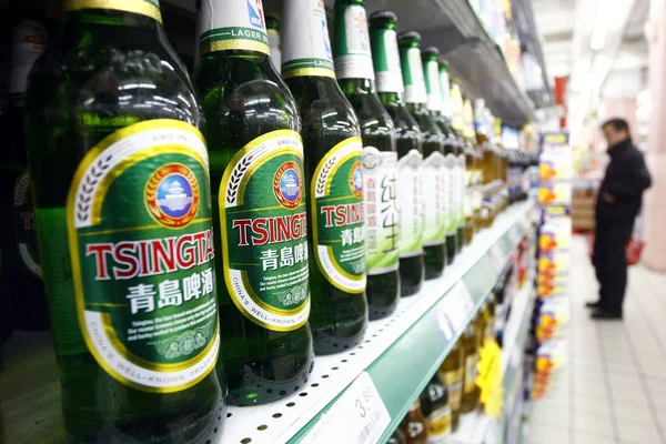 Butelki Tsingtao Piwo Sprzedaż Supermarkecie Szanghaju Chiny Grudzień 2010 — Zdjęcie stockowe