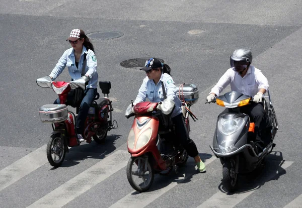 Los Ciclistas Montan Sus Bicicletas Eléctricas Calle Shanghai China Mayo — Foto de Stock