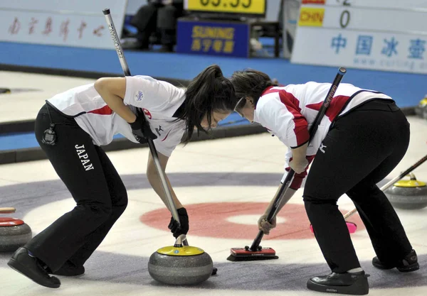 2011年11月19日 在中国东部江苏省南京市举行的2011年太平洋 亚洲冰壶锦标赛上 日本选手参加了与新西兰的女子双轮番比赛 — 图库照片