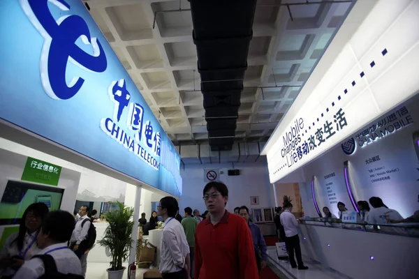 Fil Besökare Går Förbi Läktarna China Telecom Och China Mobile — Stockfoto