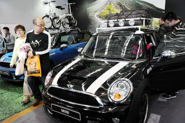 Besökare Tittar Mini Bilar Bmw Auto Show Harbin Staden Nordöstra — Stockfoto