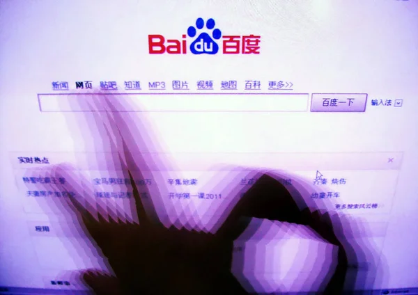 2011年9月2日 上海で撮影された百度のスクリーンショットの前のネチズンジェスチャー — ストック写真