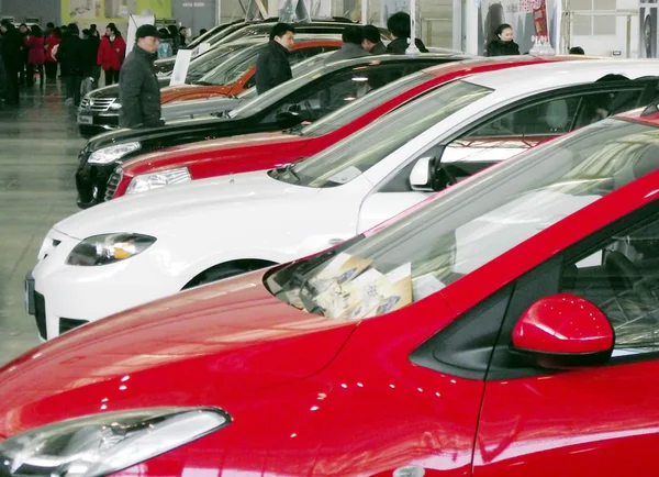 Los Visitantes Chinos Miran Los Coches Durante Una Exposición Automóviles — Foto de Stock