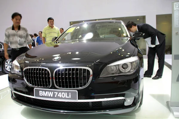 Visitors Look Bmw 740Li Auto Show Haikou City South Chinas — Stock Photo, Image