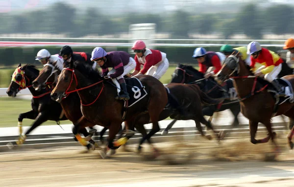 Plik Jockeys Konkurować Wyścigach Konnych Orient Lucky City International Racecourse — Zdjęcie stockowe