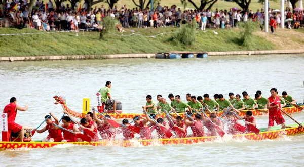 Participantes Competem Uma Corrida Barco Dragão Para Marcar Festival Duanwu — Fotografia de Stock