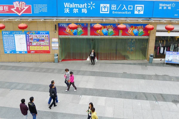 Des Résidents Locaux Passent Devant Supercentre Walmart Chongqing Chine Septembre — Photo