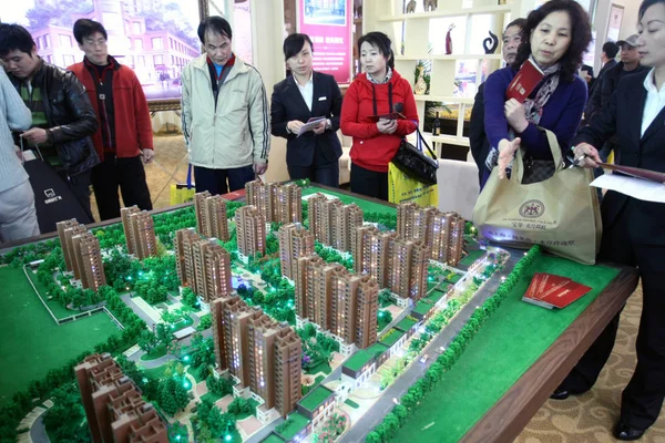 Visitors Look Models Residential Project Shanghai Spring Real Estate Exhibition — Stock Photo, Image