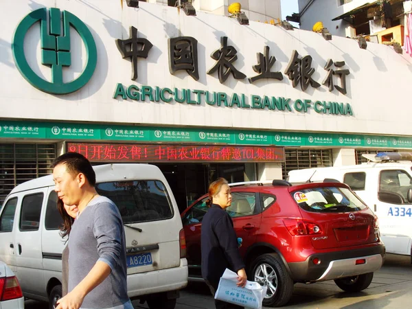 Lokala Kinesiska Invånare Förbi Gren Abc Agricultural Bank China Wuhan — Stockfoto