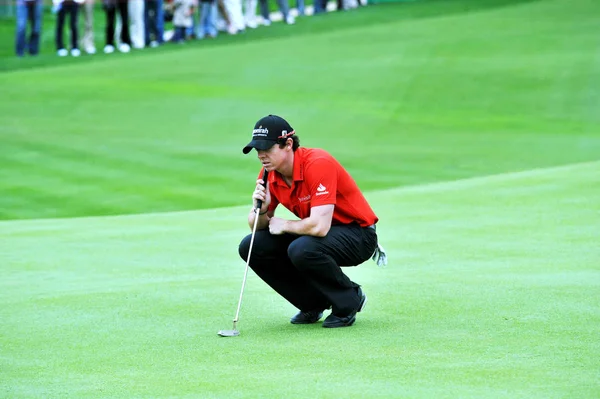 Rory Mcilory Irlandii Północnej Uważa Putt Podczas Turnieju Golfa Jeziora — Zdjęcie stockowe