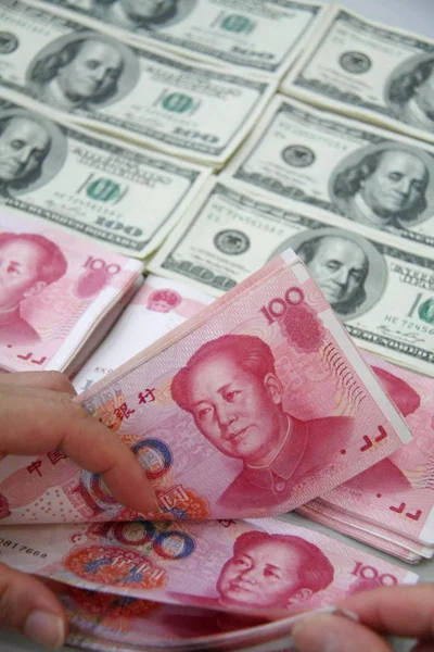 Impiegato Cinese Conta Banconote Rmb Renminbi Yuan Presso Una Banca — Foto Stock