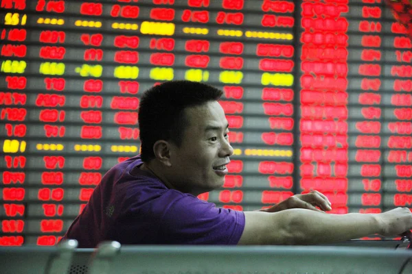 Ein Investor Lächelt Während Die Aktienkurse Rot Für Steigende Und — Stockfoto