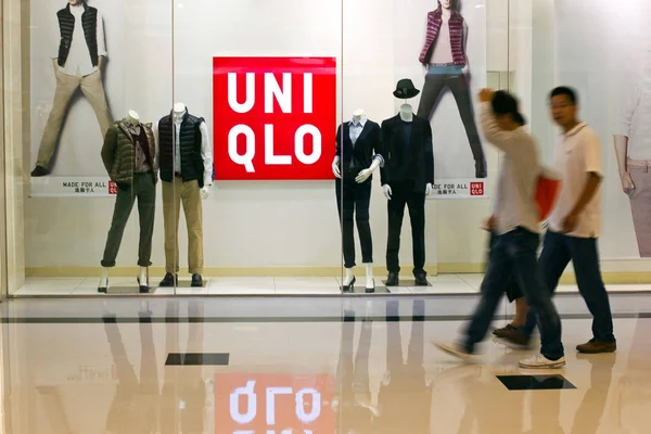 File Shoppers Berjalan Melewati Sebuah Toko Pakaian Uniqlo Sebuah Pusat — Stok Foto