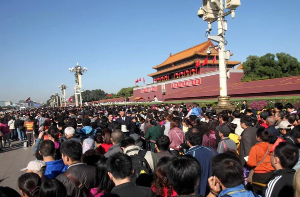 2011年10月3日 在中国北京国庆节假期 成群结队的游客走过天安门城楼 — 图库照片
