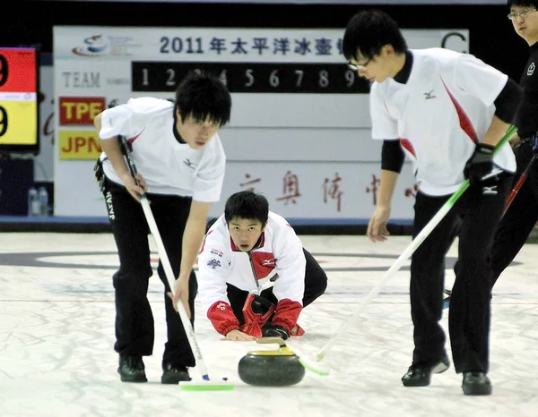 日本の選手は 2011 日東中国江蘇省 南京市にパシフィック アジア カーリング選手権 2011 中チャイニーズ タイペイ戦メンズ二重ラウンドロビンの試合で競う — ストック写真