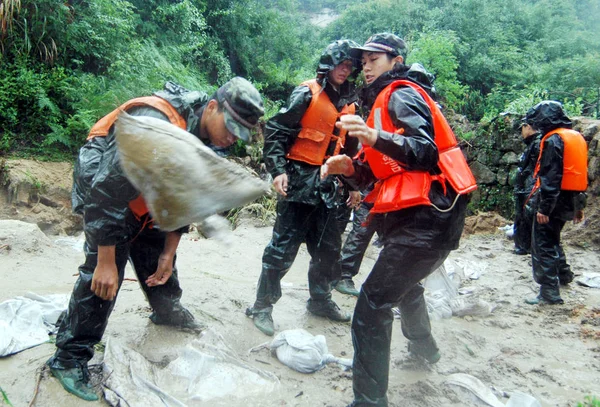 2011年6月14日 中国湖南省中山市白洋田镇秀芝村 中国武警在大雨中用沙袋加固被洪水淹没的水库堤坝 — 图库照片