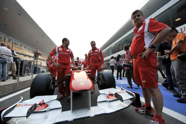 Les Techniciens Équipe Ferrari Testent Une Voiture Course Sur Circuit — Photo