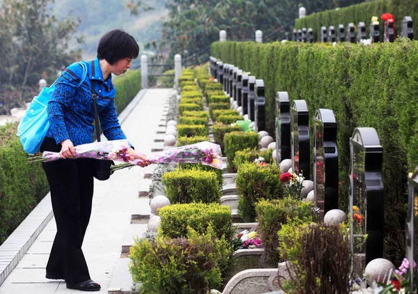 2011年4月3日 中国东南部福建省福州市清明节期间 一位中国妇女献花悼念死者家属 — 图库照片