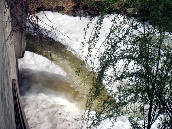 Acque Reflue Inquinate Riversano Nel Fiume Giallo Nella Città Lanzhou — Foto Stock