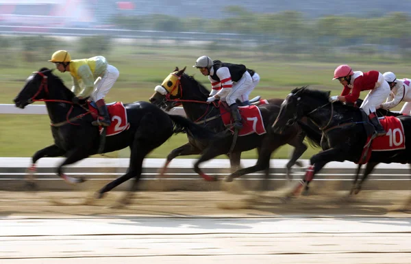 Plik Jockeys Konkurować Wyścigach Konnych Orient Lucky City International Racecourse — Zdjęcie stockowe