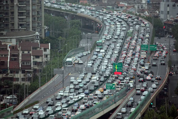 Massas Carros Ônibus Movem Lentamente Engarrafamento Viaduto Durante Último Dia — Fotografia de Stock