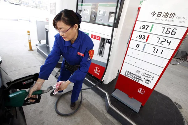 Huaibei 東中国安徽州の Sinopec のガソリンスタンドで車を Refuels 労働者 10月9日2011 — ストック写真