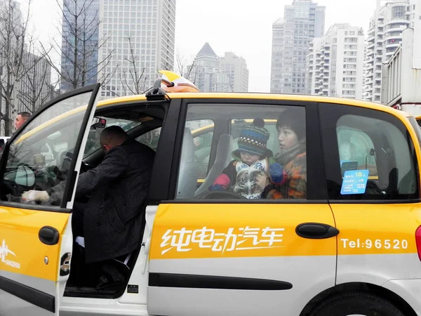 Taxis Eléctricos Que Transportan Pasajeros Representan Una Carretera Ciudad Hangzhou — Foto de Stock